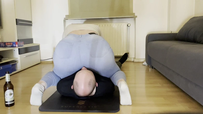 Lizzy Crush: 30 Minutes of Facesitting in Tight Bluejeans