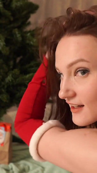 彼女はクリスマスプレゼントとして彼女のふしだらなお尻を贈った(パート1)