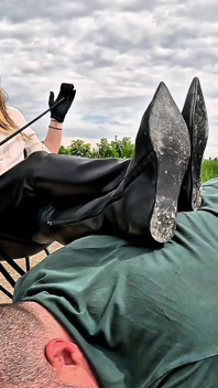Leather Boots Seni Kontrol Ediyor