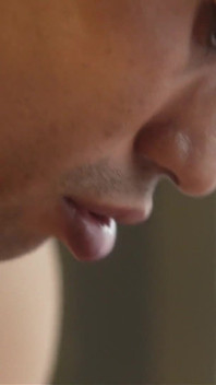 Questo ragazzo messicano mi fa schizzare come un matto e mi fa strappare la figa stretta dopo un pompino salivoso e giocherellona