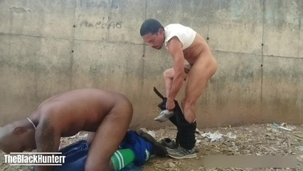 TheBlacKHunterr: Di belakang dinding bangunan