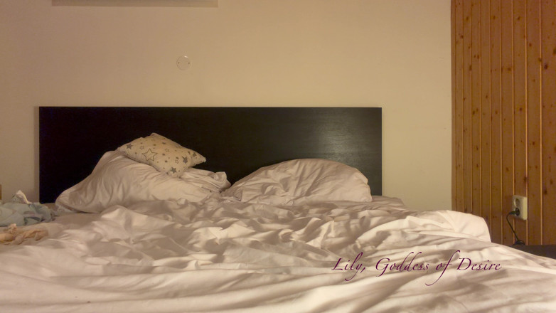 Lily, Goddess of Desire: Rumficken im schlafanzug endet mit einem riesigen dildo in meinem...