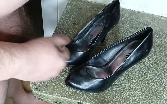 AdultGameplays: Masturbace a stříkání na vysokých podpatcích