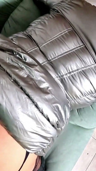 รุ่นแม่น่าเย็ดที่โดดเด่น Grey Downjacket สีเทา มุมมองคนเย็ด. เย็ดคอ, เย็ดท่าหมาจัดหนักและน้ําแตกสองครั้ง