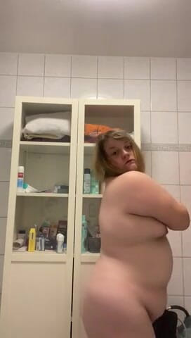 Deutsche Anna: Une fille amputée se déshabille lentement