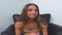 Cock Giants: Silná vycpaná růžová štěrbička ošklivé dospívající kundičky vypadá dobře plná výstřiku...