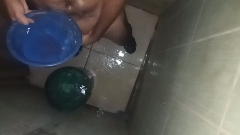Cute boy jerks off: Lelaki Dikongkek Zakar Dan Telur Dalam Bilik Mandi Tunggal
