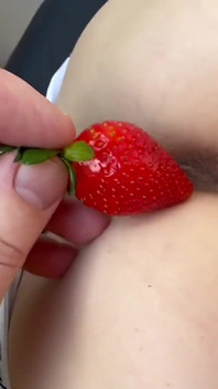 Amatérské video Strawberry byla umístěna do zadku štíhlé dívky a má perfektní vůni