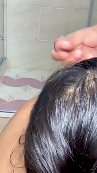 Těhotná žena v domácnosti má sex se svým nevlastním synem ve vaně