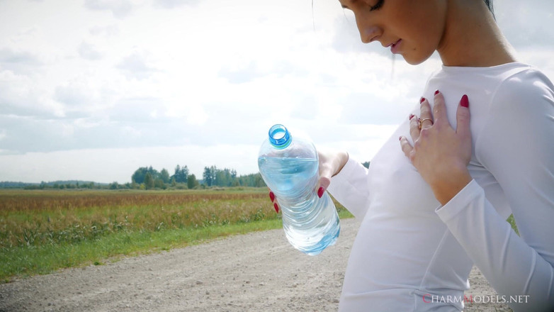 CharmModels: Sofia z maglietta bagnata bagnata e capezzoli duri