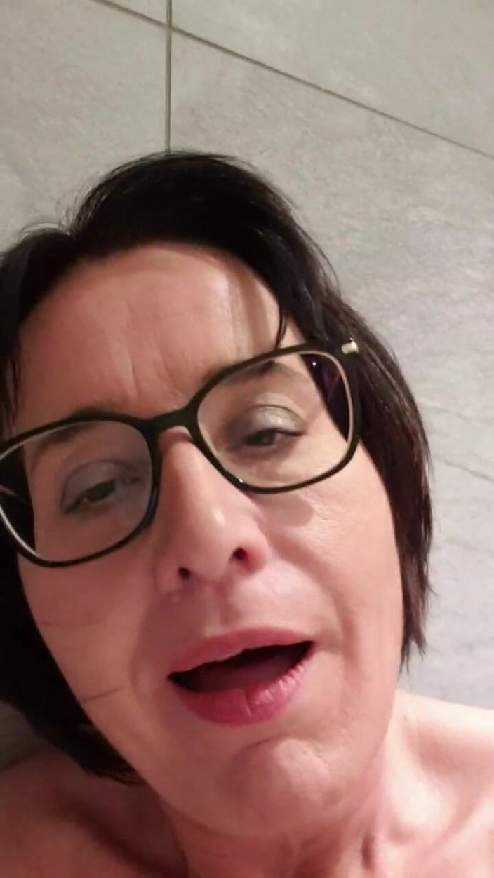 JulieEroticDress: Elektrikli Oyuncaklarla Banyoda Orgazm