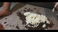 Simp to my ebony feet: Bolo de chocolate inteiro pisa no pé