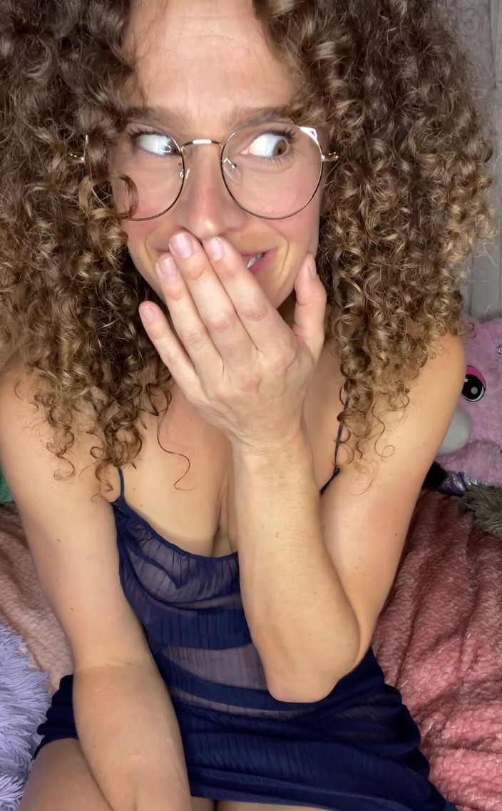 VibeWithMommy: 大黑鸡巴撸管指挥！人妻偷偷溜进你的房间，玩弄你的大黑啪啪啪！她乞求你中出