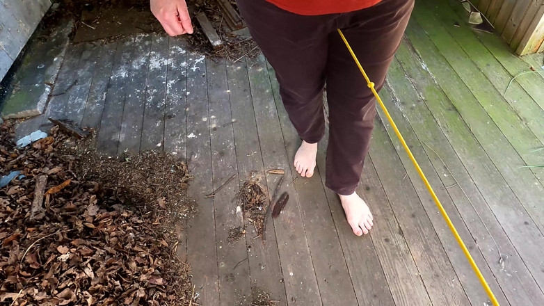 Bouncy Tits Action: Plimbare cu frânghie goală pe Veranda