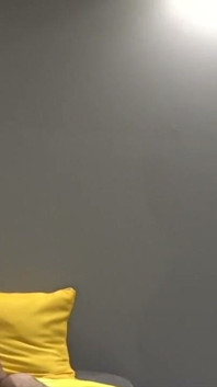 운동선수 입은 젊은 남자가 서베트에서 섹스하다