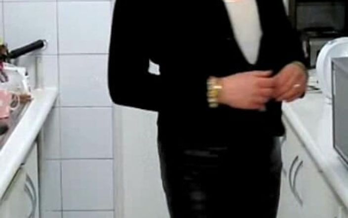HectorChile1969: Travestit Fernanda Gomez probând fustă mini în bucătărie