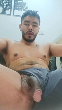 Sexy peluda latina haciendo ejercicio en casa