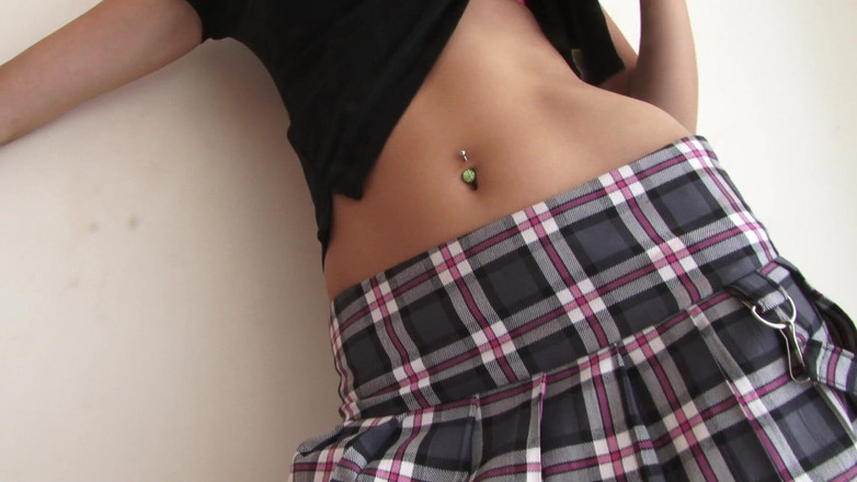 Solo Sensations: Zrzavá teenagerka Chloe Smith pózuje nahá na posteli