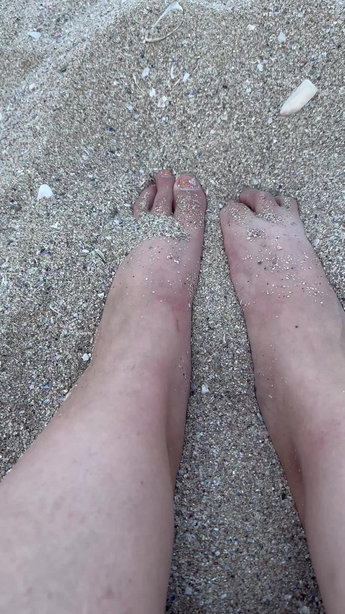 Young_strawberry: Dzień na plaży pocieraj moje duże seksowne stopy w piasku