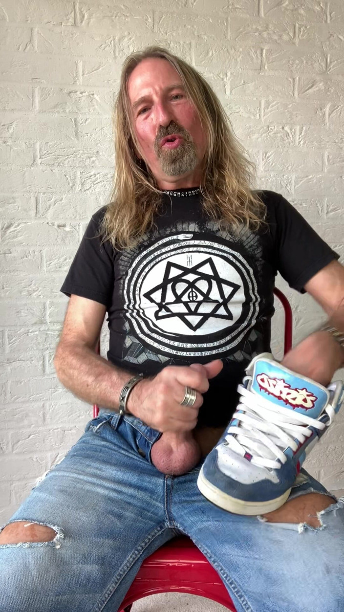 Longhairdude: 長髪男がオシリスのトレーナー、破れたジーンズ、Tシャツでオナラと射精