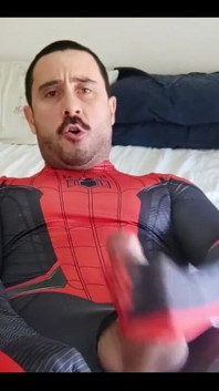 Chcete vidět, jak Spider-Man dává sperma?