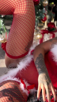 Le piccole troie di babbo natale aprono i loro regali di natale