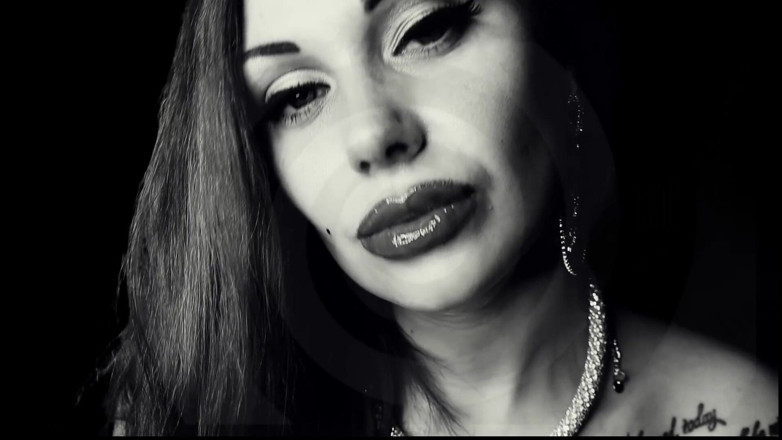 Goddess Misha Goldy: Bana yaz!! Büyüle, kullan ve boşalt!