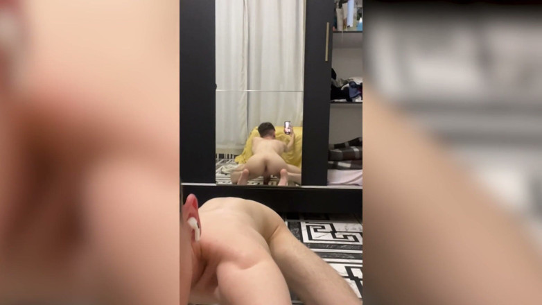 Kedoimath: Kedoimath: ragazzo gay sul letto che mostra il suo culo...