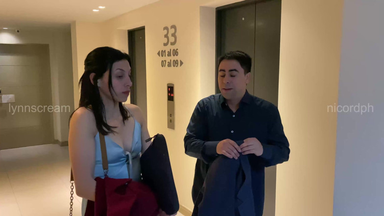 Lynn Scream: Yanlışlıkla patronumla aynı yatağı paylaşıyorum ve sonunda sikişiyoruz