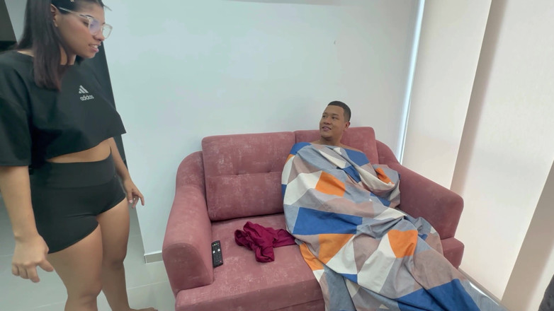 Saraymike: मैं अपनी शर्मीली लैटिना सौतेली बहन की गांड को कवर के नीचे तोड़ता हूं