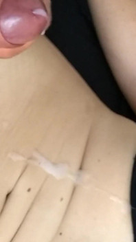 Mmm saya suka menerima air mani, kehangatan itu mengalir ke atas tubuh saya