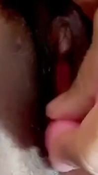 Je masturbe ma chatte poilue ! Je me sens tellement bien que j’ai eu un orgasme !