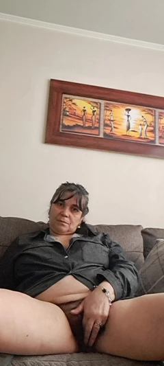 Madura milf seduciendo a un joven mostrando su coño