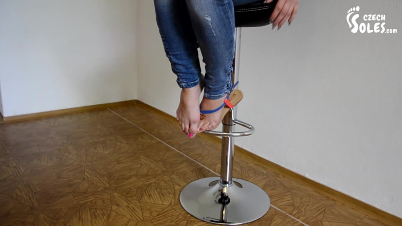 Czech Soles - foot fetish content: Wiśnia i seksowne nagie stopy w sandałach