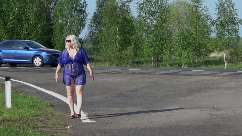 RedRoseRus: Camminare nudo sulla strada