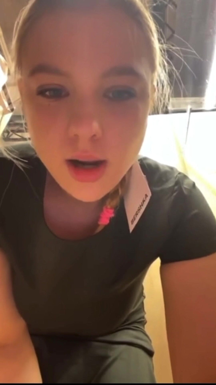 JuiceLussie: 在公共更衣室做爱