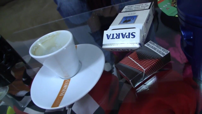 Smoke it bitch: Blond ung brud med piercing mellan ögonbrynen röker en cigarr
