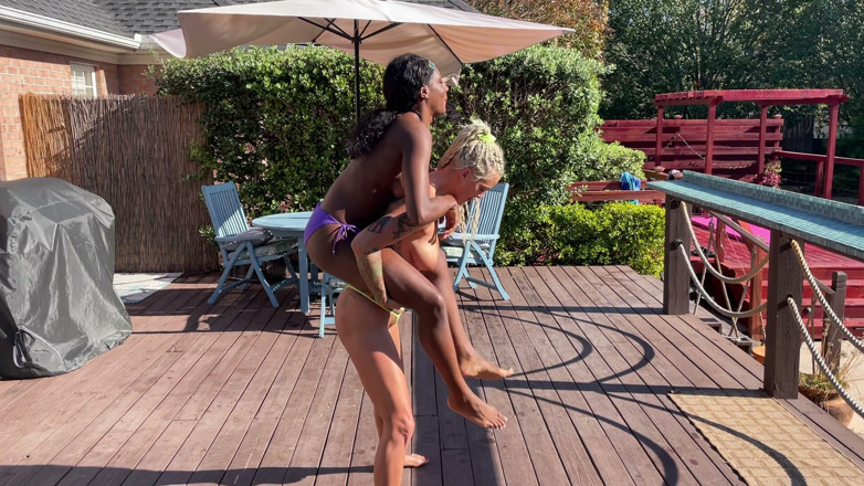 CJ Films: Topless lift and carry avec Paris Love et Andi Vicious