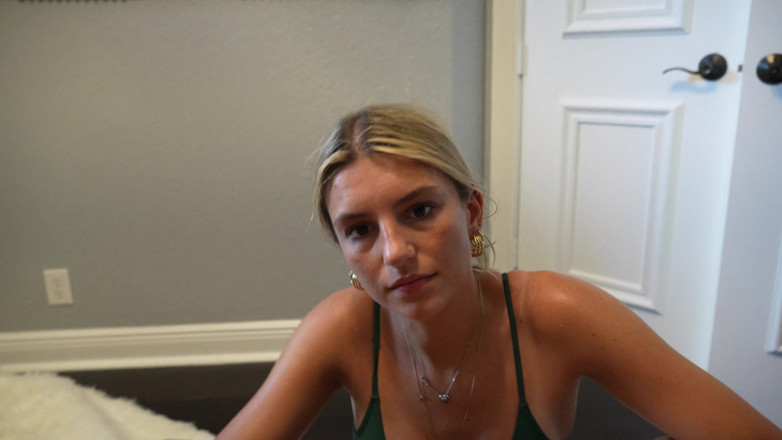 Ambie Bambii: Üniversiteli kız arkadaş havuz gününden sonra sikiliyor