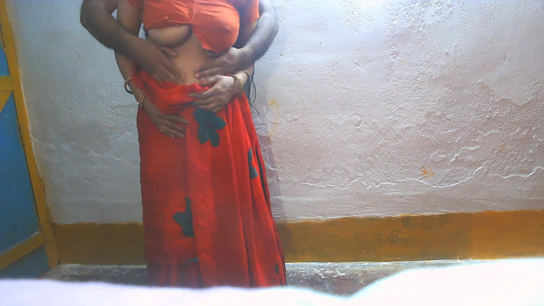 Busty Banuu: Une belle-sœur du sari rouge aux seins se fait baiser...