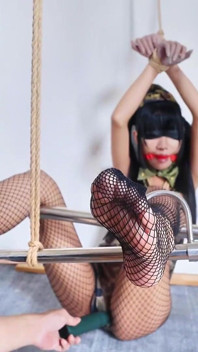Netkousen camouflage outfit meisje bondage en discipline
