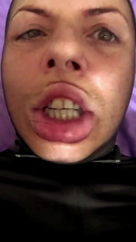 Pembungkus stoking ketat. Cewek sange dengan stoking nilon ini lagi asik nyepong sampai orgasme intens!