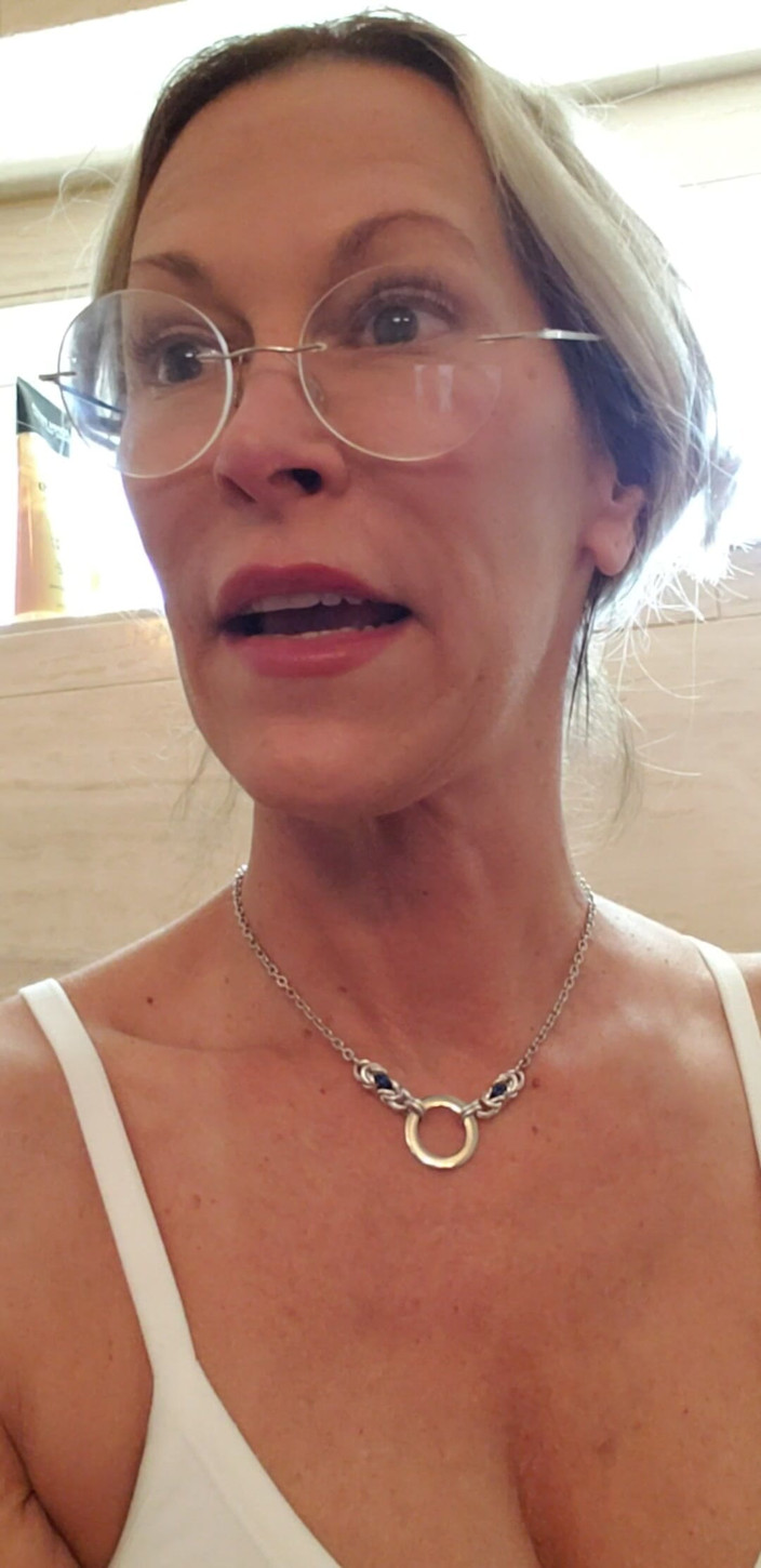 JessRyan: Orta yaşlı seksi kadın kamera kızı Jess Ryan bacaklarını tıraş...
