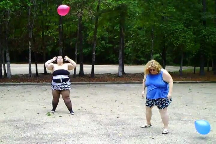 BBW nurse Vicki adventures with friends: Angie Kimber und ich spiele mit ballons draußen