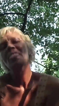 Bardzo gorąca babcia z małymi cyckami i owłosioną cipką chętną do ruchania cieszy się i jęczy dzięki mojemu ładnemu twardemu kutasowi