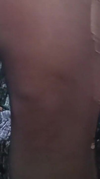 Elena no sofá vestida com uma meia-calça de minissaia e eu quero foder como louca
