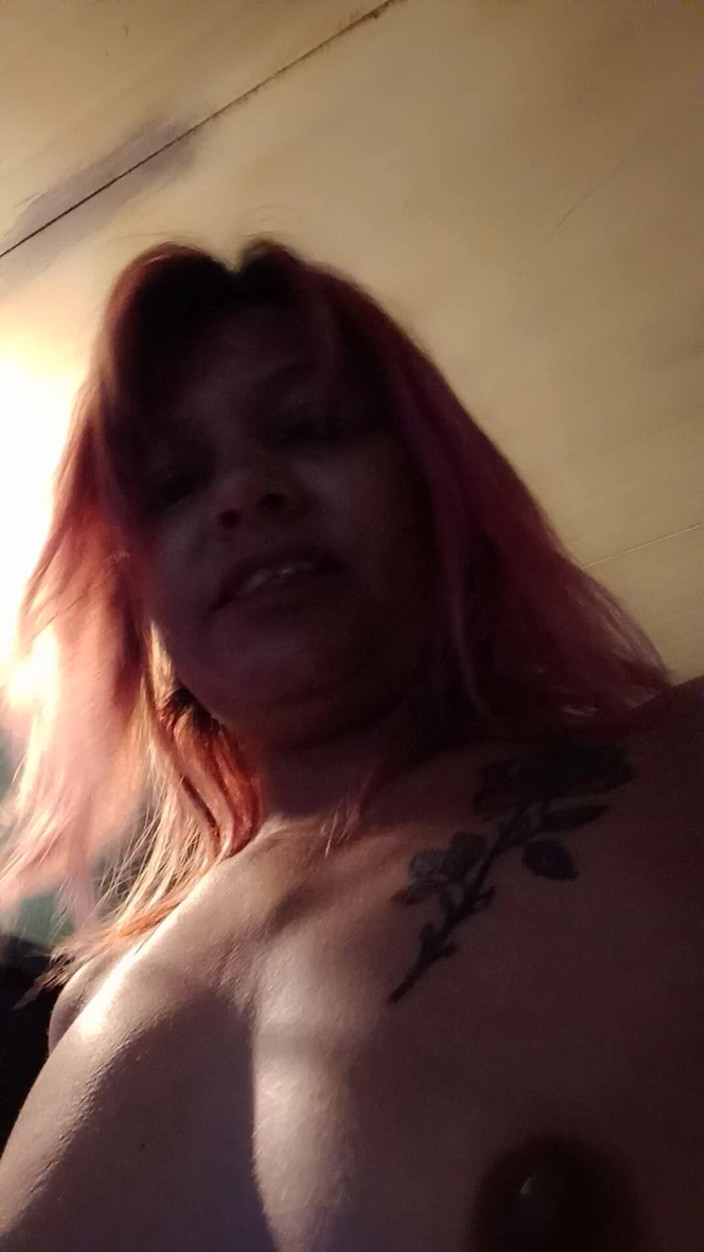 Lusi: 她喜欢用她对她爱人的大量想法摩擦自己