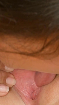 Sexy lesbický sex s velkými prsy brunetkou a sexy blonďatou milf