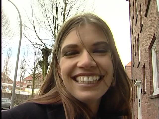 Lucky Cooch: Belleza morena entrevistada en la calle
