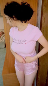 새엄마가 집에 없을 때 새아빠의 자지를 먹는 음란한 의붓딸